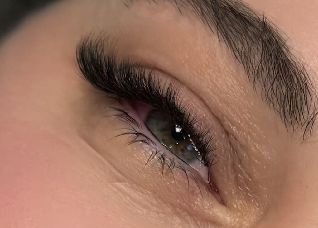 Близький план вії клієнтки Lashes_taunton_yuliia, Таунтон, Англія, ГБ.