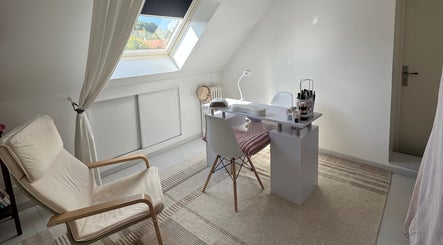 Intérieur lumineux d'Aubree Nails à Épouville, Normandie, FR avec fauteuils et bureau de manucure.
