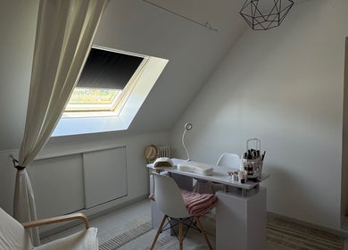 Salon lumineux et élégant chez Aubree Nails, Épouville, Normandie, FR, parfait pour les soins des ongles.