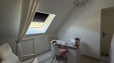 Salon lumineux et élégant chez Aubree Nails, Épouville, Normandie, FR, parfait pour les soins des ongles.