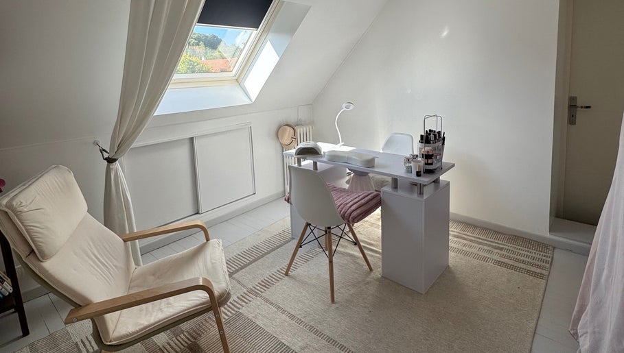 Espace lumineux et zen chez Aubree Nails, Épouville, Normandie, FR pour soins bien-être.