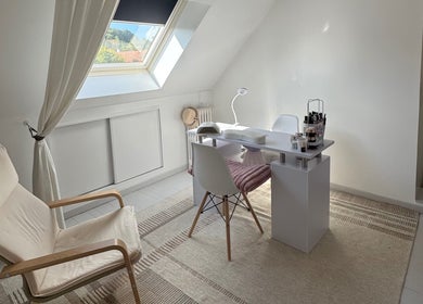 Espace lumineux et zen chez Aubree Nails, Épouville, Normandie, FR pour soins bien-être.