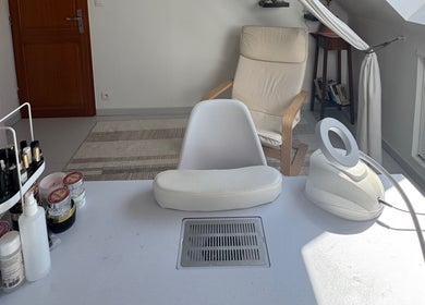 Salon de manucure chez Aubree Nails à Épouville, Normandie, FR, avec une table moderne et des produits de soin.