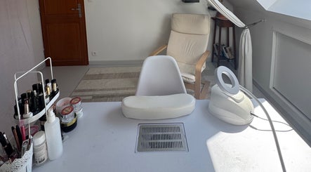 Salon de manucure chez Aubree Nails à Épouville, Normandie, FR, avec une table moderne et des produits de soin.