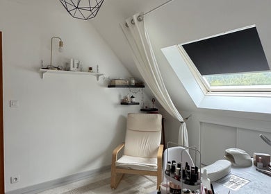 Intérieur lumineux d'Aubree Nails à Épouville, Normandie, avec fauteuil confortable et produits de beauté.