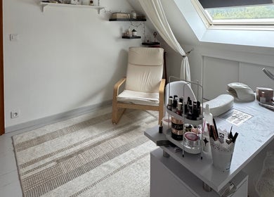 Espace paisible chez Aubree Nails à Épouville, Normandie, FR, offrant un cadre élégant et relaxant pour les soins.