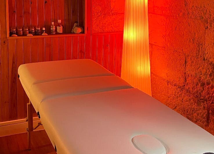 Salle de massage chaleureuse à Muos Therapy, Bordeaux, Nouvelle-aquitaine, FR. Ambiance relaxante et apaisante.
