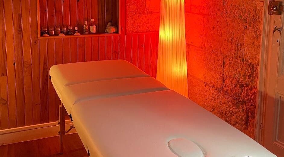 Salle de massage chaleureuse à Muos Therapy, Bordeaux, Nouvelle-aquitaine, FR. Ambiance relaxante et apaisante.