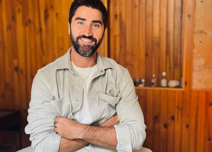 Intérieur chaleureux de Muos Therapy à Bordeaux, Nouvelle-Aquitaine, FR avec un thérapeute souriant.