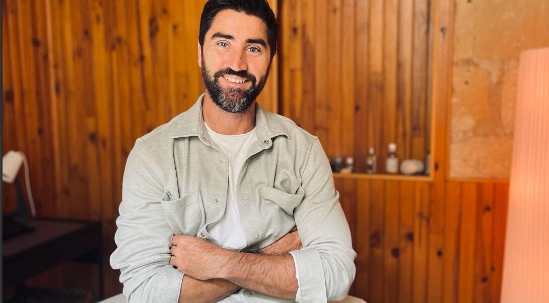 Intérieur chaleureux de Muos Therapy à Bordeaux, Nouvelle-Aquitaine, FR avec un thérapeute souriant.