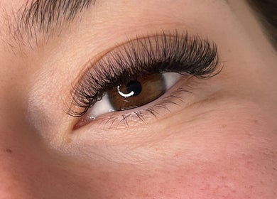 Close-up of elegant eyelash extensions at Lushè Beauty Studio, London, England, GB.