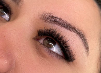 Gorgeous eyelash extensions at Lushè Beauty Studio in London, England, GB enhancing natural beauty.