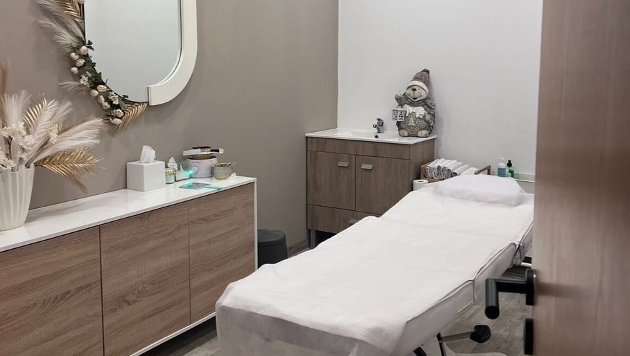 Sala de tratamento na Lumina Beauty Artist, Esposende, Braga, PT, com decoração acolhedora.