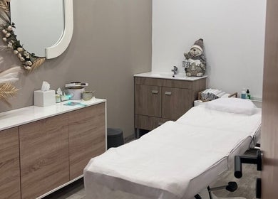 Sala de tratamento na Lumina Beauty Artist, Esposende, Braga, PT, com decoração acolhedora.