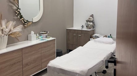 Sala de tratamento na Lumina Beauty Artist, Esposende, Braga, PT, com decoração acolhedora.