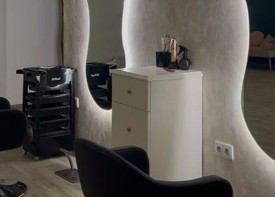 Espelho iluminado no salão Lumina Beauty Artist, Esposende, Braga, PT, destacando a estética moderna.