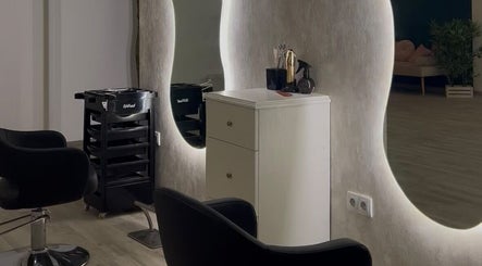 Espelho iluminado no salão Lumina Beauty Artist, Esposende, Braga, PT, destacando a estética moderna.
