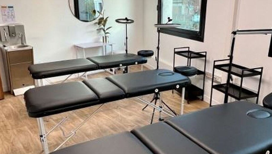 Salle de soins moderne chez Electraderm, Saint-denis, Île-de-france, FR offrant un confort optimal.