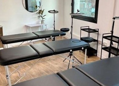 Salle de soins moderne chez Electraderm, Saint-denis, Île-de-france, FR offrant un confort optimal.