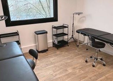 Salle de soins moderne chez Electraderm à Saint-Denis, Île-de-France, FR avec table de massage.