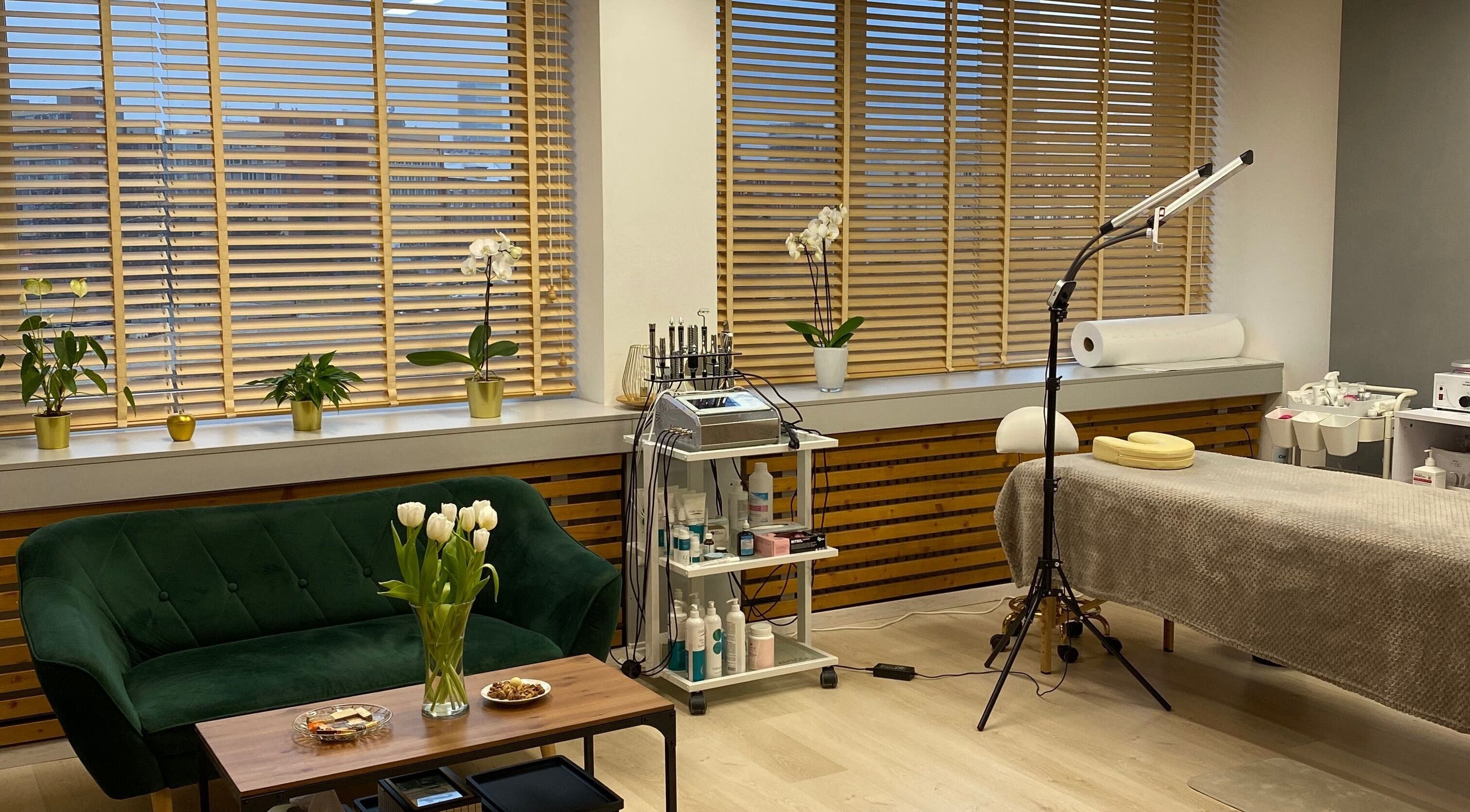 Сучасний інтер'єр LaserLux у Братиславському Краї з диваном і апаратами для краси.