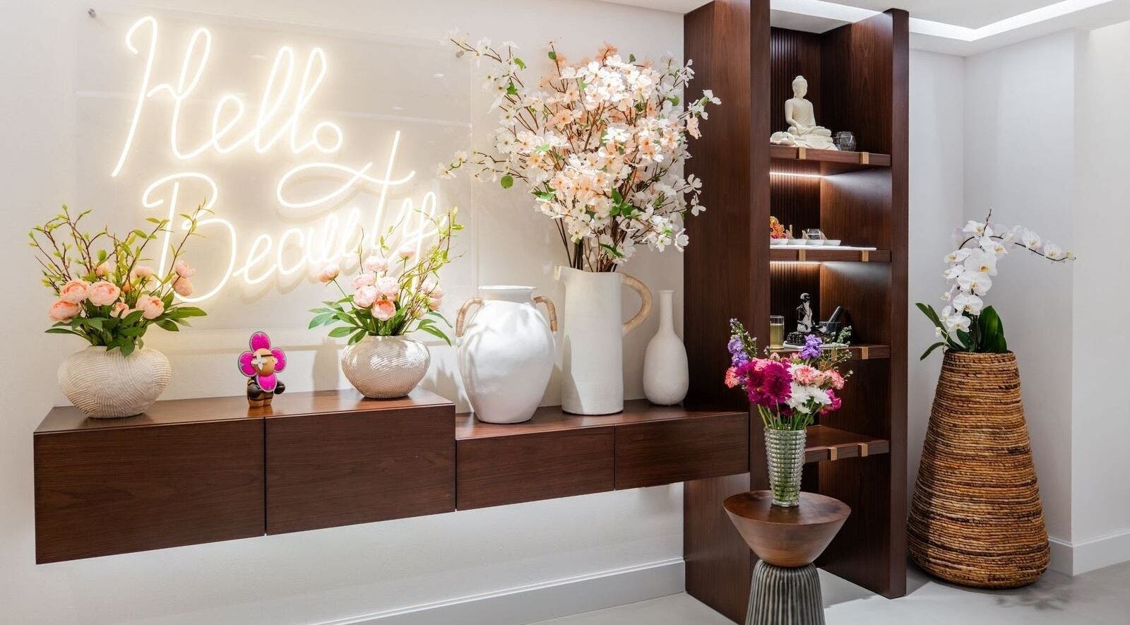 Floral decor and warm lighting greet guests at Royal Siam Spa, Abu Dhabi, AE for beauty and wellness.