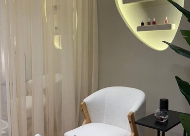 Relaxing corner at Jehan Touch, Riyadh, with a cozy chair and soft lighting for wellness treatments.