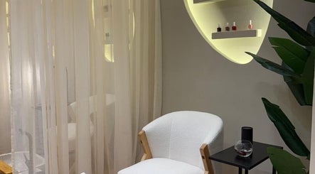 Relaxing corner at Jehan Touch, Riyadh, with a cozy chair and soft lighting for wellness treatments.