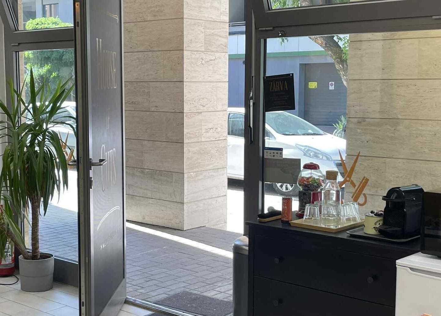 House Of Cuts bejárata Budapest, Magyar, HU. Világos beltér és növények láthatók.