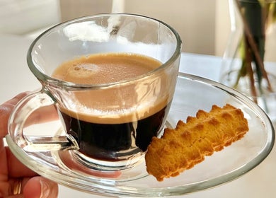Chávena de café expresso com biscoito na ARIADNE SOUZA BEAUTY, Vila Verde, Braga, PT.