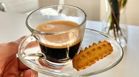 Chávena de café expresso com biscoito na ARIADNE SOUZA BEAUTY, Vila Verde, Braga, PT.