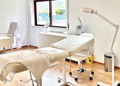 Sala de tratamentos na ARIADNE SOUZA BEAUTY em Vila Verde, Braga, PT, destacando a mesa de estética.