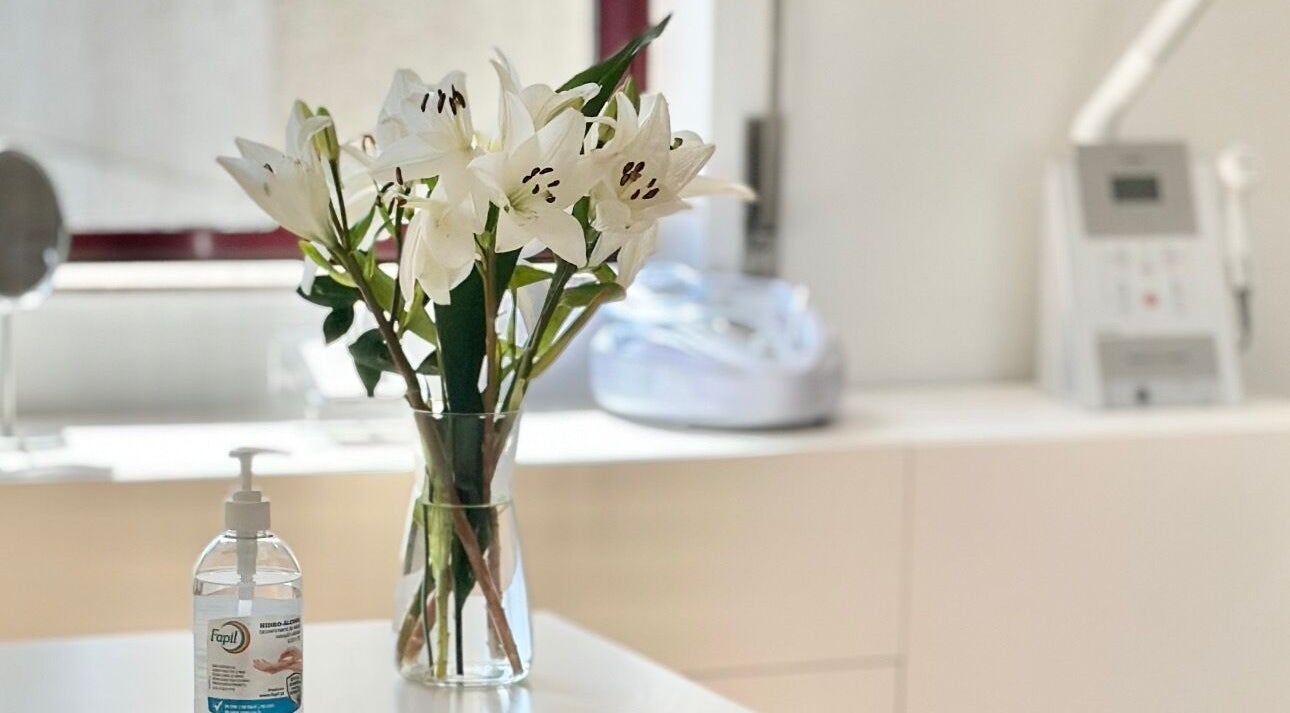 Lírios brancos em vaso no balcão do Ariadne Souza Beauty, Vila Verde, Braga, PT.