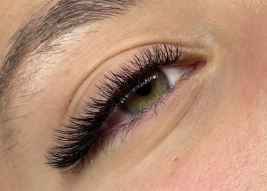 Extension de cils élégante chez Anitamaria Lashes à Saint-laurent-du-var, Provence-alpes-côte D'azur, FR.
