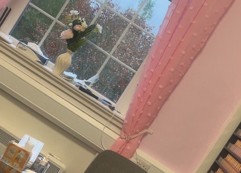 Cozy Luna Glow room with pink curtains and floral decor in Edinburgh, Scotland, GB.