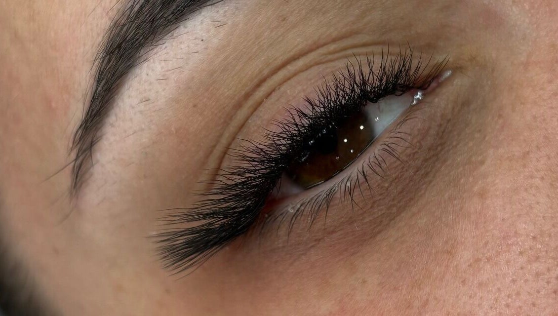 Extension de cils Lashesnco à Pontault-combault, Île-de-france, FR, montrant des cils parfaitement allongés.