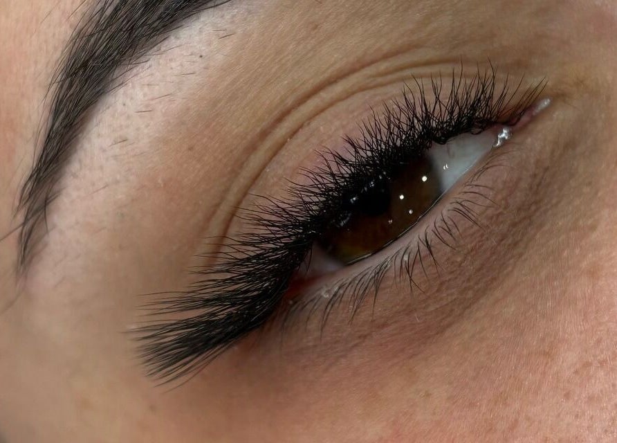 Extension de cils Lashesnco à Pontault-combault, Île-de-france, FR, montrant des cils parfaitement allongés.