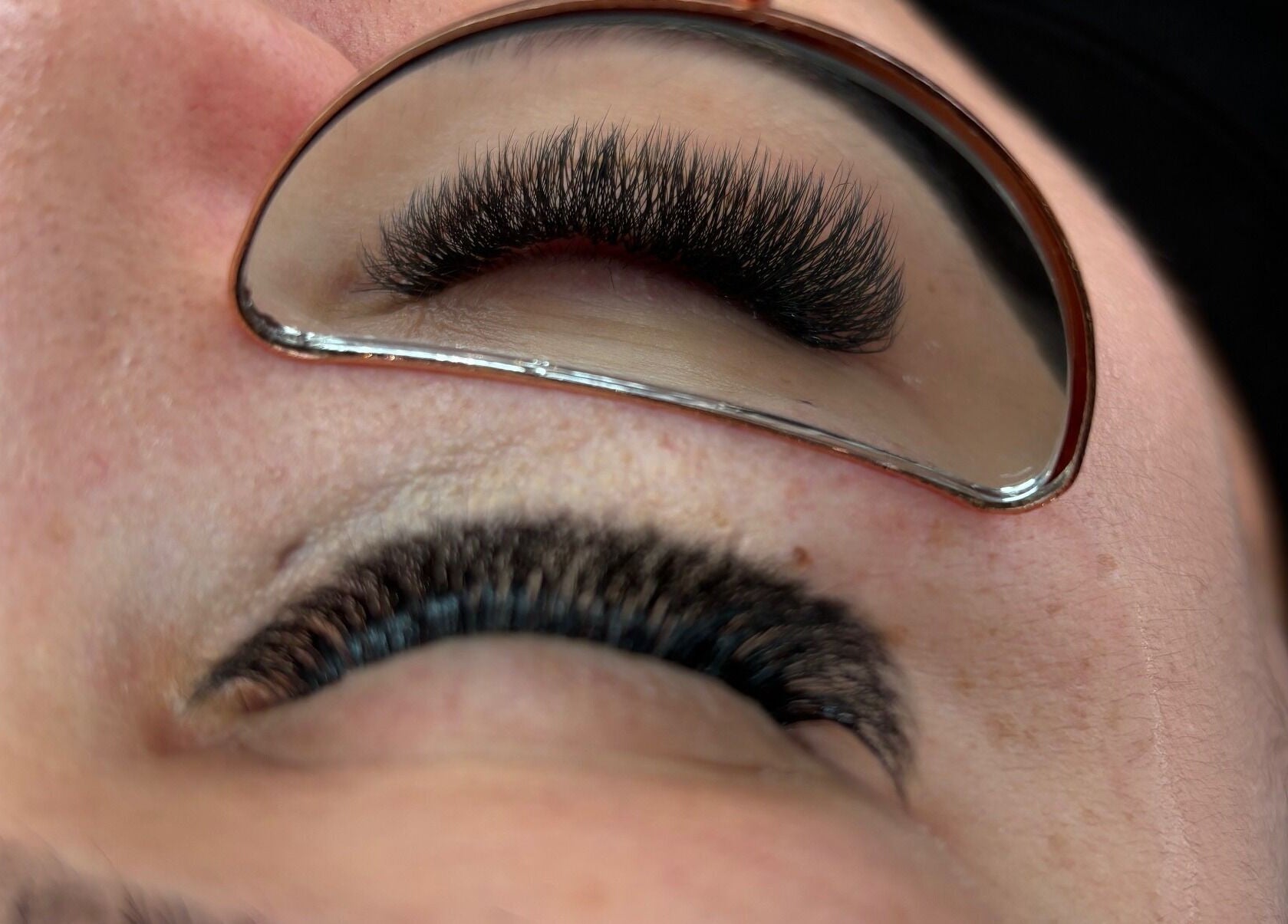 Extension de cils chez Lashesnco à Pontault-combault, Île-de-france, FR, reflétée dans un miroir esthétique.