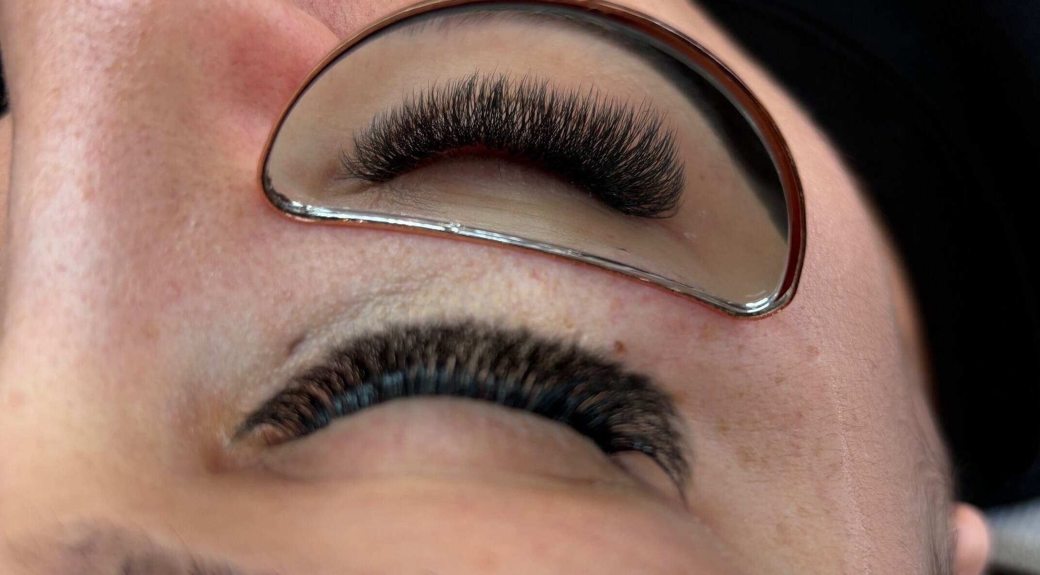 Extension de cils chez Lashesnco à Pontault-combault, Île-de-france, FR, reflétée dans un miroir esthétique.