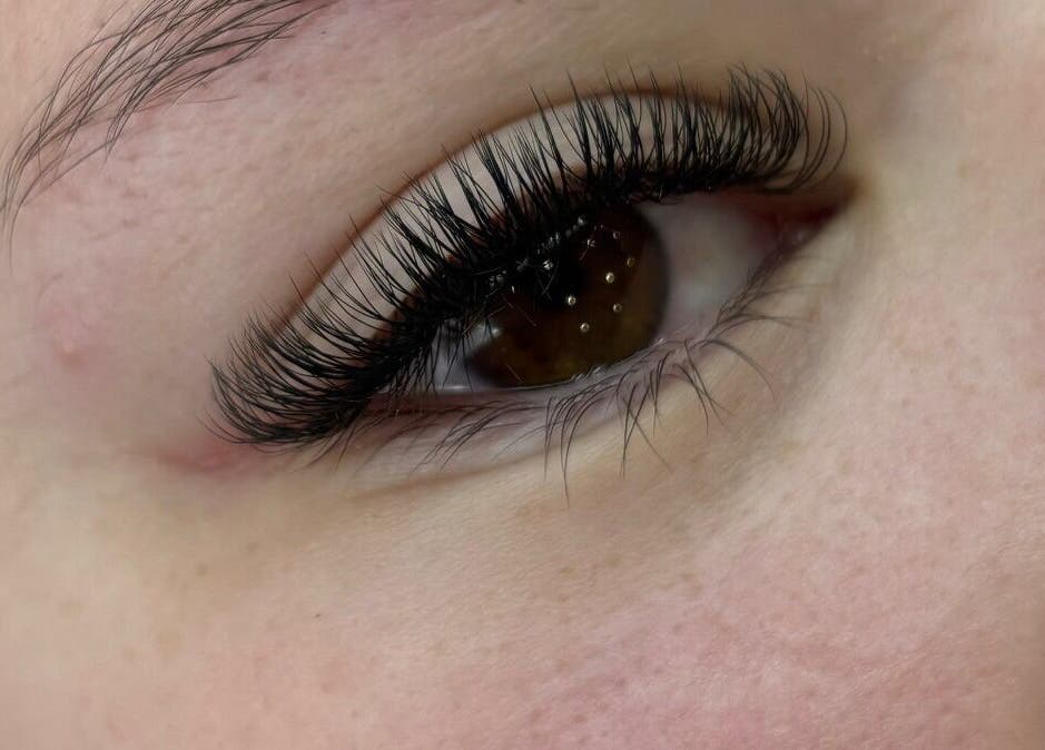 Extension de cils élégante chez Lashesnco, Pontault-combault, Île-de-france, FR. Cils bien définis et volumineux.