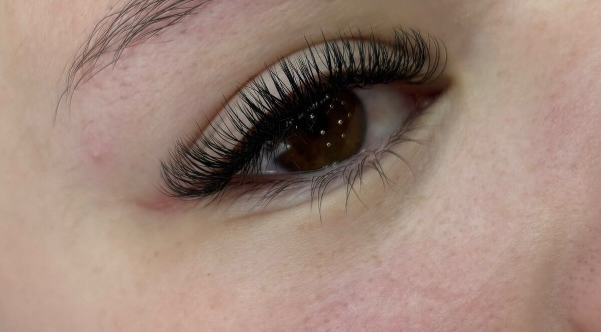 Extension de cils élégante chez Lashesnco, Pontault-combault, Île-de-france, FR. Cils bien définis et volumineux.