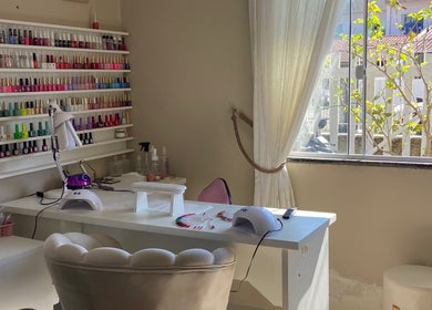 Mesa de design de unhas iluminada no By Stela Nail Designer em Santa Catarina, Santa Catarina, BR.