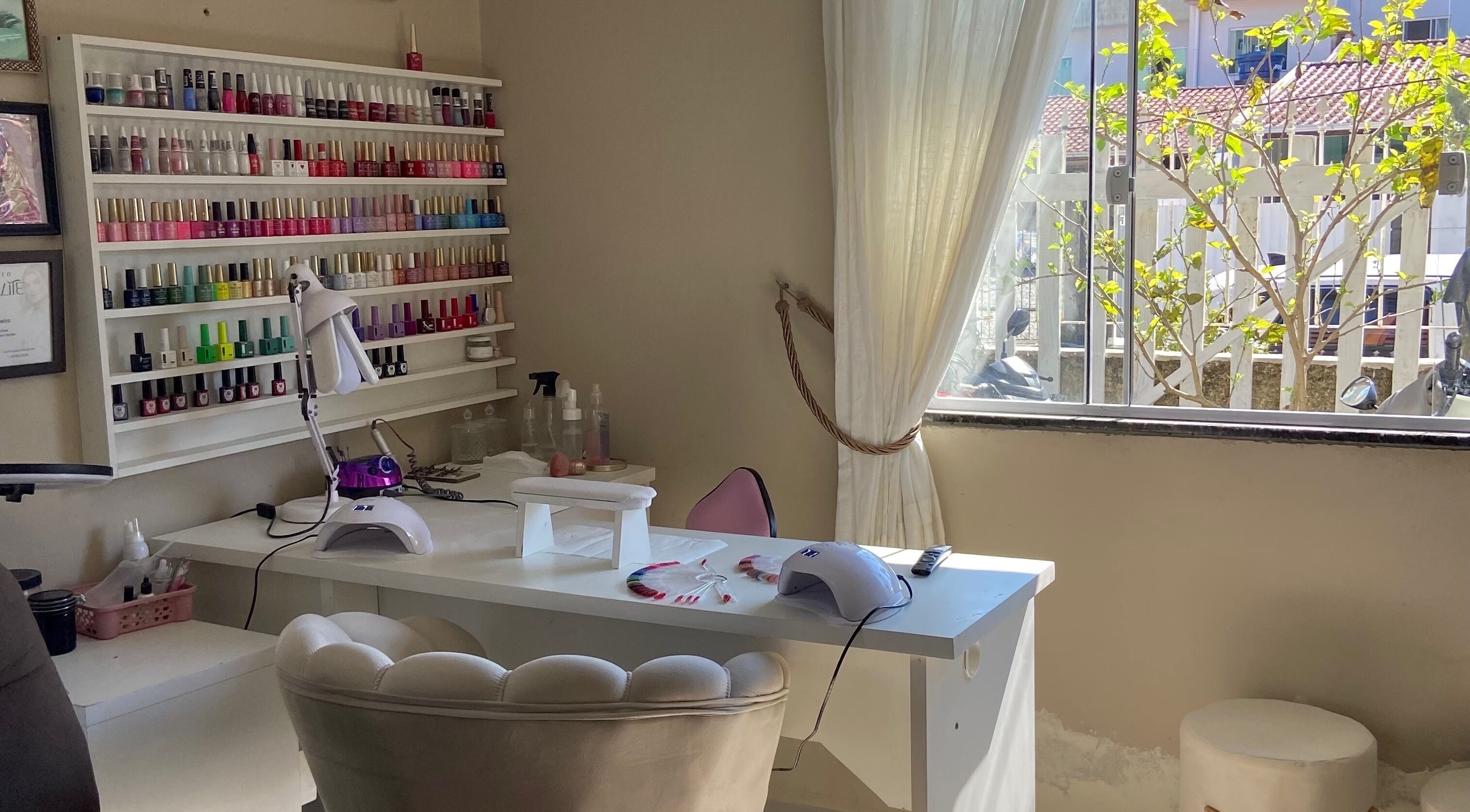 Mesa de design de unhas iluminada no By Stela Nail Designer em Santa Catarina, Santa Catarina, BR.