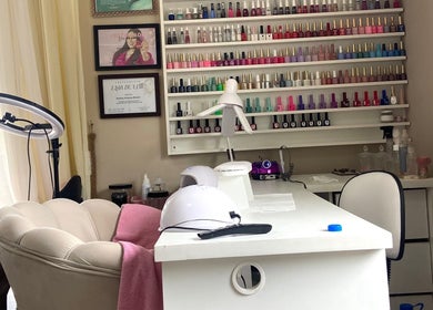 Estúdio de unhas organizado By Stela Nail Designer em Santa Catarina, Santa Catarina, BR com polidores e equipamentos.