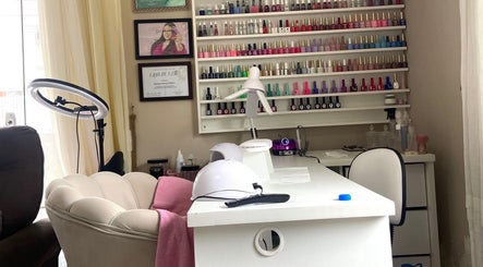 Estúdio de unhas organizado By Stela Nail Designer em Santa Catarina, Santa Catarina, BR com polidores e equipamentos.