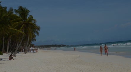 Playa tranquila con palmeras cerca de Test Barber en Aguascalientes, Aguascalientes, MX.