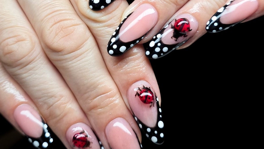 Uñas decoradas con diseños de mariquitas y lunares en The Cosmic Nails, Bluffton, Carolina Del Sur, US.