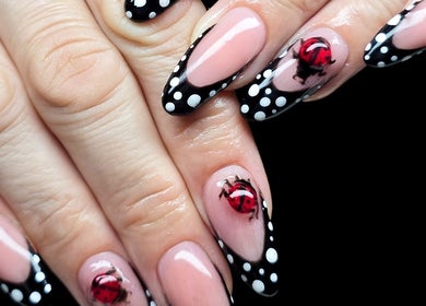 Uñas decoradas con diseños de mariquitas y lunares en The Cosmic Nails, Bluffton, Carolina Del Sur, US.