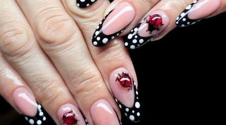 Uñas decoradas con diseños de mariquitas y lunares en The Cosmic Nails, Bluffton, Carolina Del Sur, US.