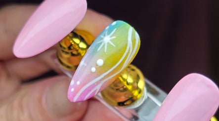 Uñas multicolor con diseño estelar en The Cosmic Nails, Bluffton, Carolina Del Sur, US.